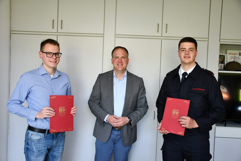 Bürgermeister Dirk Breuer (Mitte) händigte (v.l.) Julian Heiß und Niklas Dümmer Ernennungsurkunden aus.