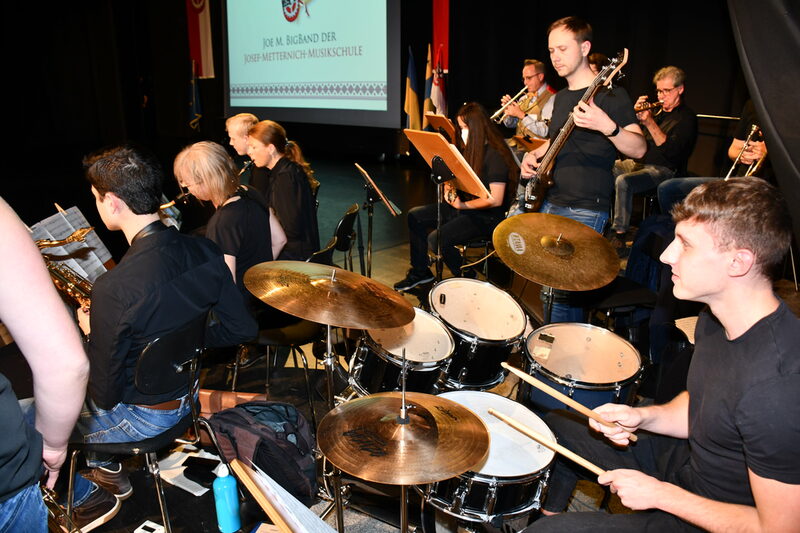 Musikalisch untermalt wurde die Veranstaltung von der Joe M. Bigband der Josef-Metternich-Musikschule.