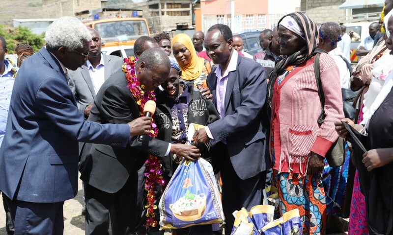 In Hürths kenianischer Partnerstadt Kabarnet übergibt der Governor des Baringo County, Benjamin Cheboi (mit bunter Kette), Lebensmittel an Bedürftige. Die Nahrungsmittel konnten durch Spenden aus Hürth finanziert werden.