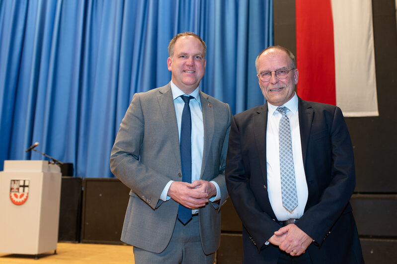 Bürgermeister Dirk Breuer (links) gratuliert Wilfried Görtz zur Ratsmitgliedschaft.
