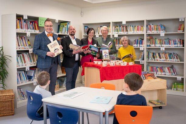 Der stellvertretende Bürgermeister Peter Prinz feierte gemeinsam mit Schülerinnen und Schülern sowie Lehrerschaft die Sanierung der Carl-Orff-Grundschule im Hürther Stadtteil Alstädten-Burbach.