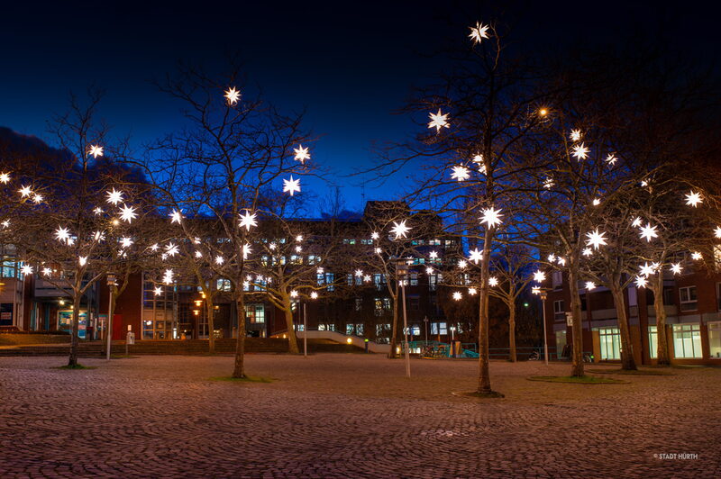 Platz am Rathaus mit Weihnachtsbeleuchtung.