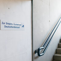 Foto: Bürgerhaus, Schild zu Römersaal und Deutschordensaal