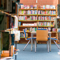 Eine Sitzgruppe umringt von Bücherregalen in der Stadtbücherei Hürth.
