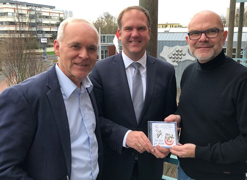 Michael Mehl überreichte Bürgermeister Dirk Breuer CD Lied für die Stadt.
