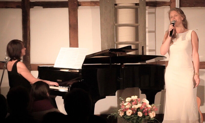 Sopranistin Kornelia Deuter wird begleitet von Lena Langemann.