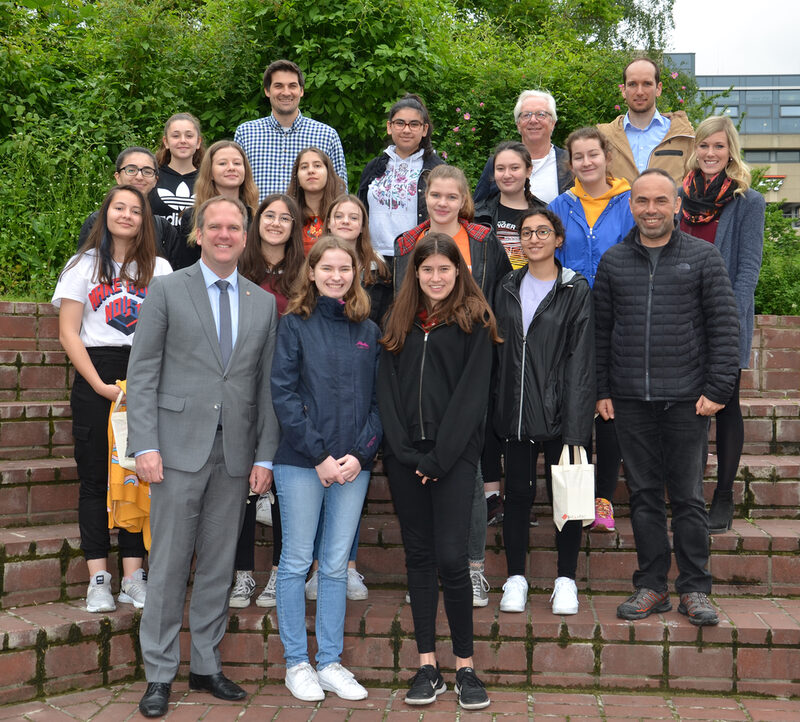 Bürgermeister Dirk Breuer mit Schüleraustauschteilnehmern.