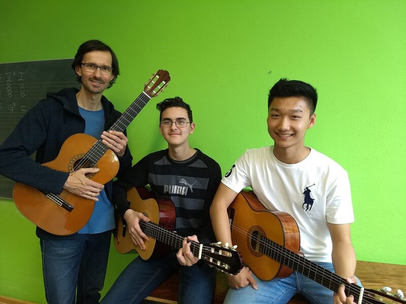 Schüler Gitarrenensemble mit Lehrer Stefan Oefner von der JMM.