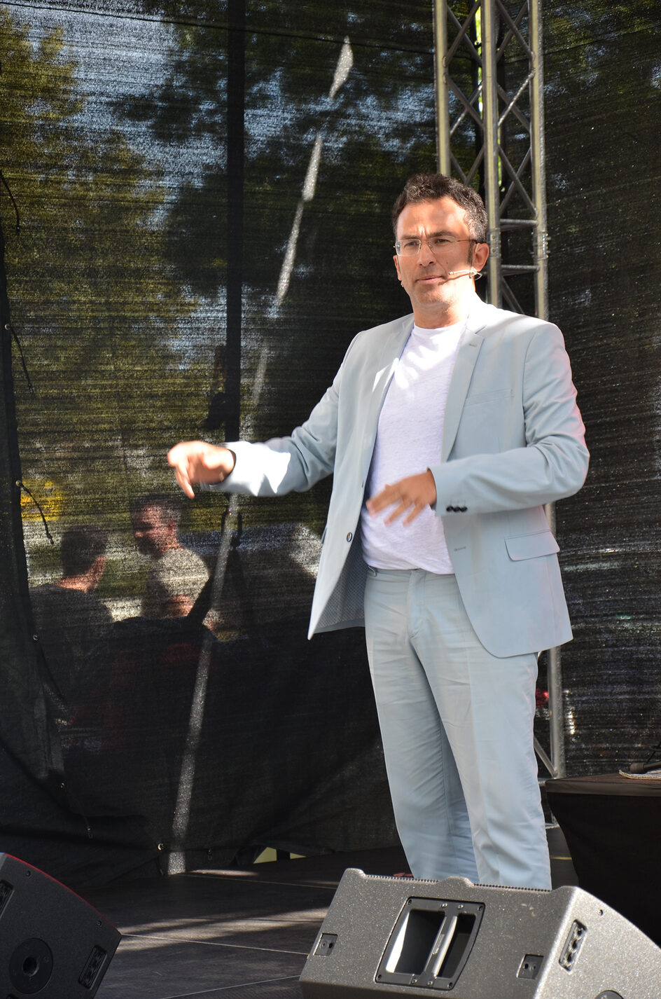 Fatih Çevikkollu auf der Bühne.