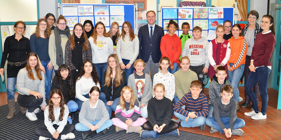 Bürgermeister Dirk Breuer mit Schülerinnen und Schülern.