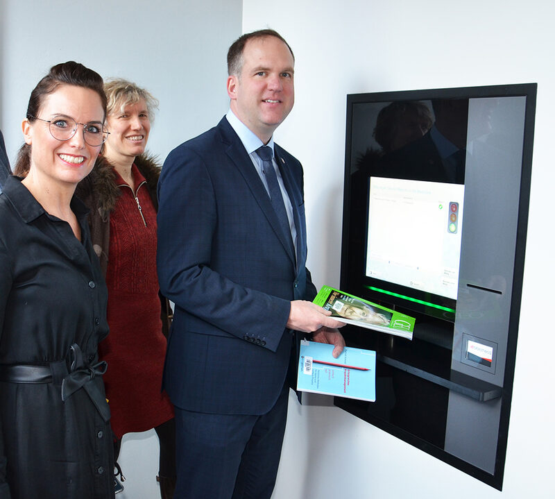 Bürgermeister Dirk Breuer nutzte den neuen Service am Rückgabeautomat.