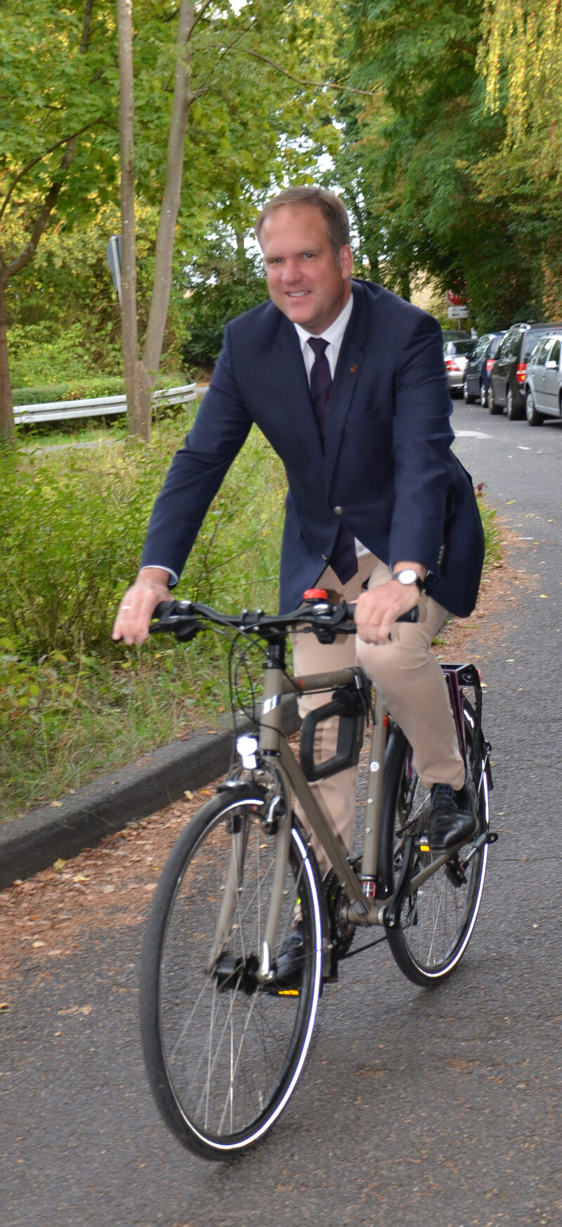 Bürgermeister Dirk Breuer auf dem Fahrrad.