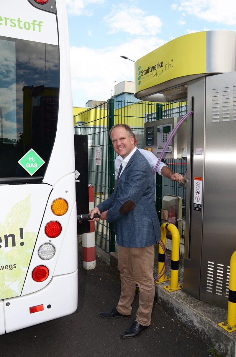 Bürgermeister Dirk Breuer betankt einen Wasserstoffbus.