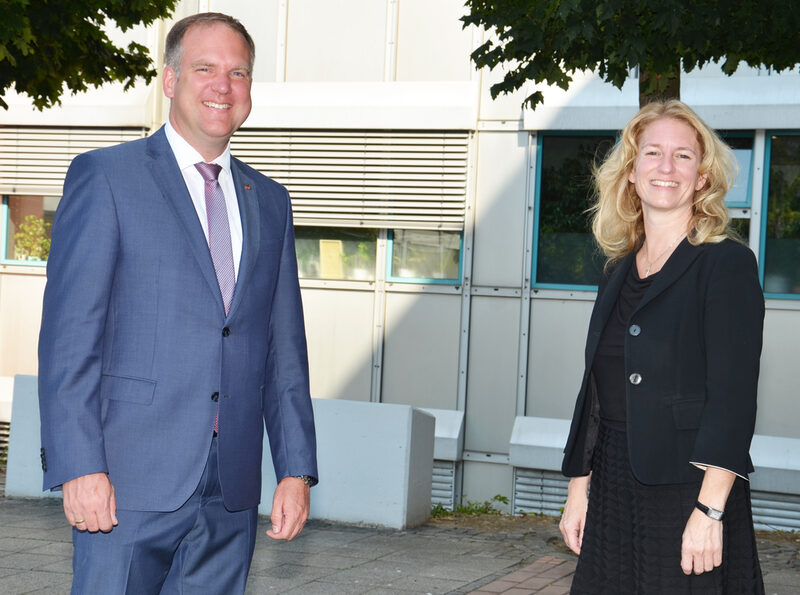 Bürgermeister Dirk Breuer und IHK-Präsidentin Dr. Nicole Grünewald vereinbarten für die Zukunft einen konstruktiven Gedankenaustausch.