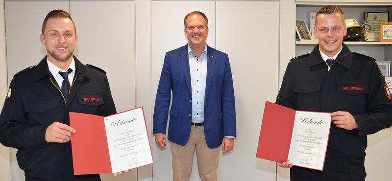 Bürgermeister Dirk Breuer (Mitte) händigte (von links) Martin Hoßdorf und Sven Sadlowski Ernennungsurkunden aus.