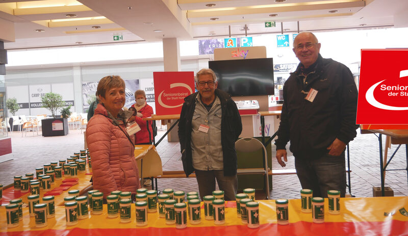 Seniorenbeirat der Stadt Hürth verteilt kostenlos Notfalldosen.