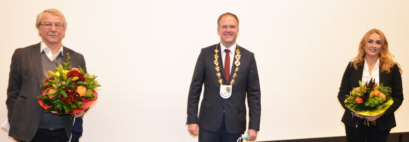Bürgermeister Dirk Breuer (Mitte) gratulierte seinen Stellvertretern und überreichte ihnen jeweils einen Blumenstrauß.