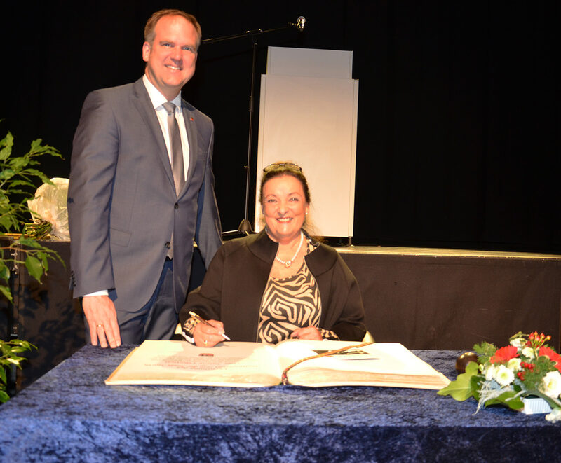 Zuletzt hat Bürgermeister Dirk Breuer die Verdienste von Sabine Odenthal gewürdigt und ihr den Kulturpreis der Stadt Hürth verliehen.