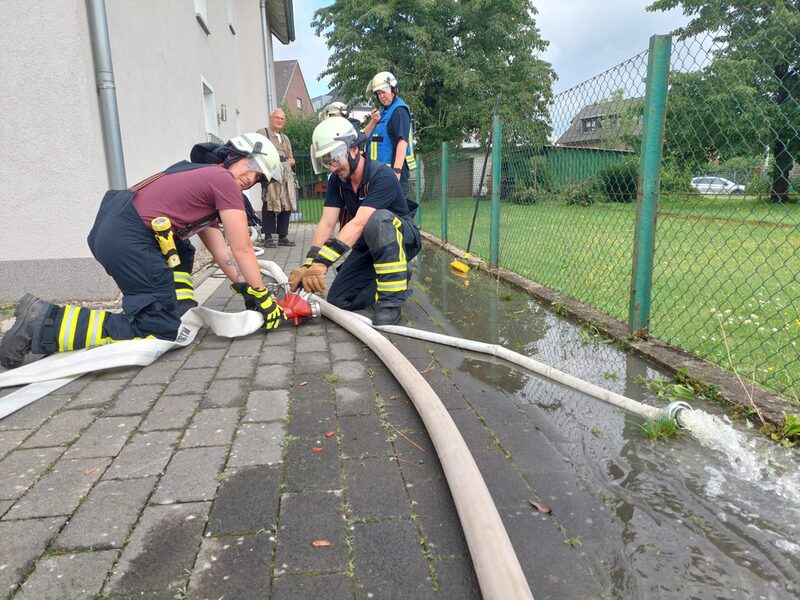 Mitarbeiter der Feuerwehr pumpten Keller leer – wie hier in der Straße An der Herrenmühle im Stadtteil Hermülheim.