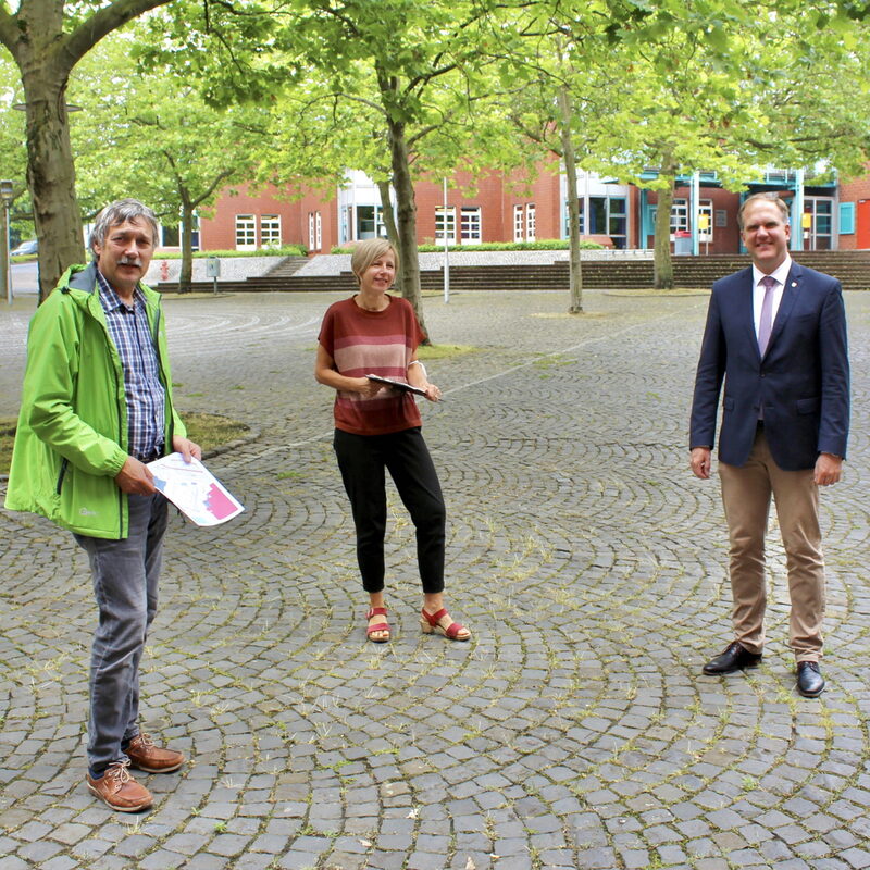 Hans-Josef Lang und Initiatorin Frau Hauenstein erläuterten Bürgermeister Dirk Breuer (v.l.n.r.) ihre Pläne für den Otto-Räcke-Platz.
