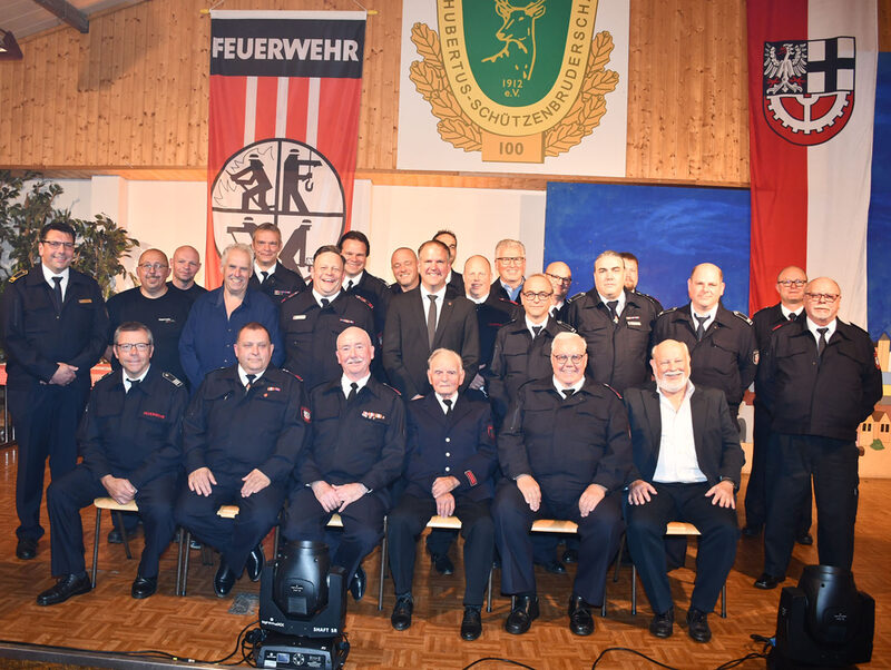 Alle Geehrten versammelten sich während der Jahresdienstbesprechung im Beisein von Bürgermeister Dirk Breuer und Stadtbrandmeister Michael Mund fürs Gruppenfoto.