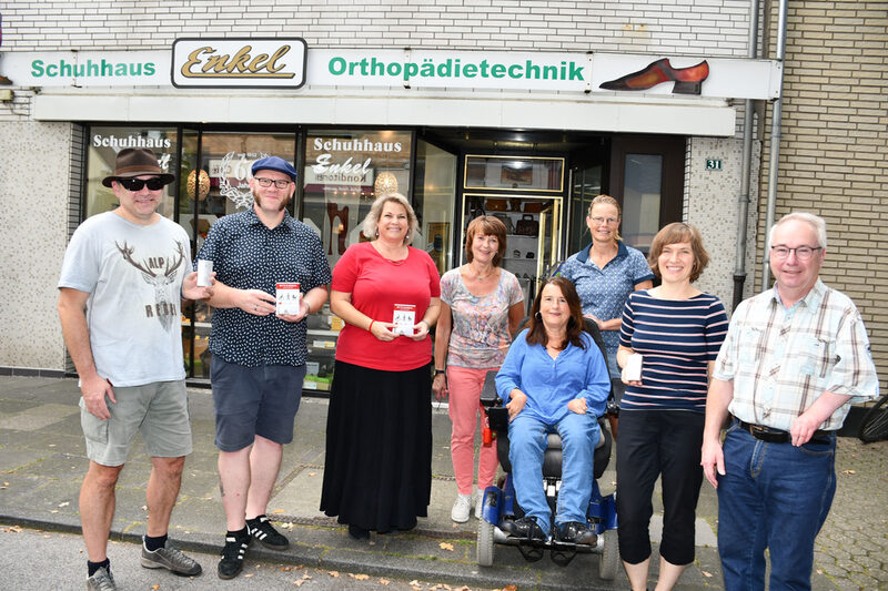 Mitglieder des Beirates für Menschen mit Behinderungen und Vertreter der Stadtverwaltung freuten sich über die erste Funk-Klingel am Ladenlokal von Doris Enkel.