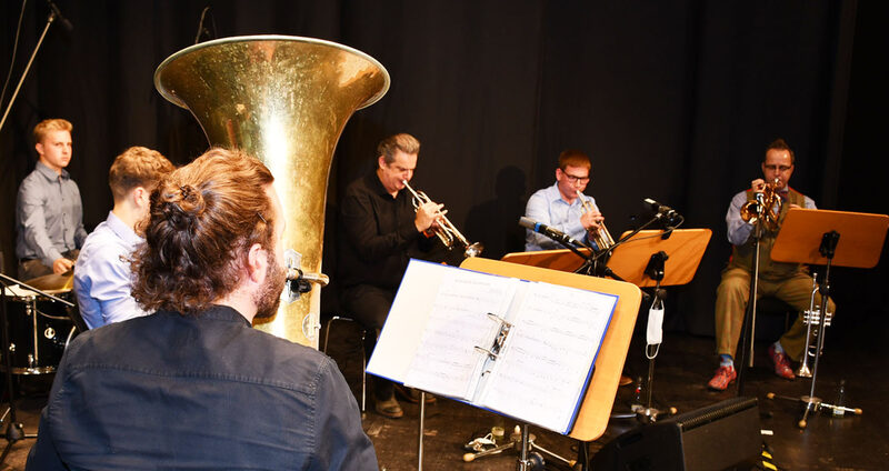 Musikalisch wurde die Veranstaltung untermalt von der Band „Hürth Brass“ unter der Leitung von Michael Schumacher, Leiter der städtischen Josef-Metternich-Musikschule.