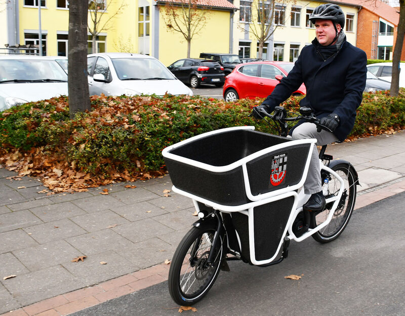 Im Bereich der Friedrich-Ebert-Realschule inspi-zierte Bürgermeister Dirk Breuer die Erneuerung der Radwege auf einem Lastenrad.