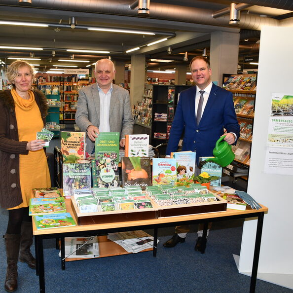 Bürgermeister Dirk Breuer (r.) und Agenda-Hürth e.V.-Vorstand Dr. Rolf Meier haben heute im Beisein von Stadtbüchereileiterin Barbara Hoevels die Samentauschbörse in der Hürther Stadtbücherei eröffnet.
