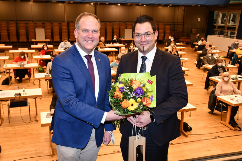 Bürgermeister Dirk Breuer (l.) gratulierte dem frisch gewählten Marco Dederichs mit einem Blumenstrauß.