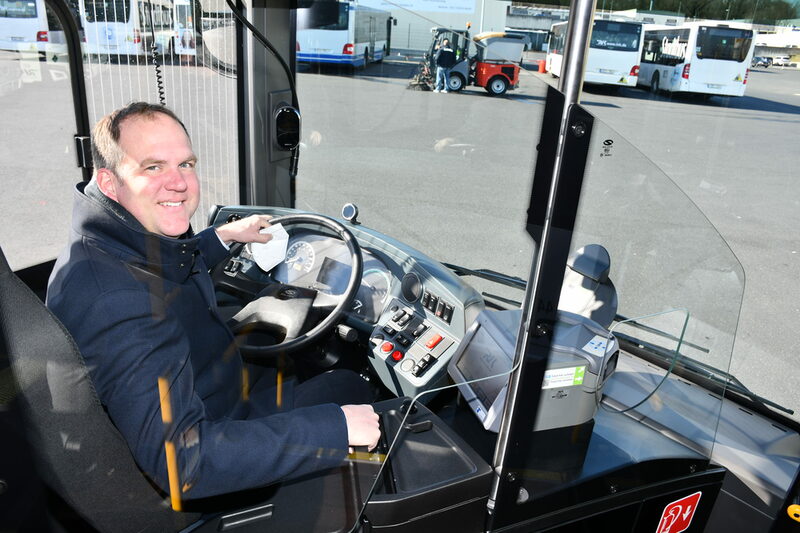 Bürgermeister Dirk Breuer nahm Platz auf einem Fahrersitz der Brennstoffzellen-Hybridbussen.