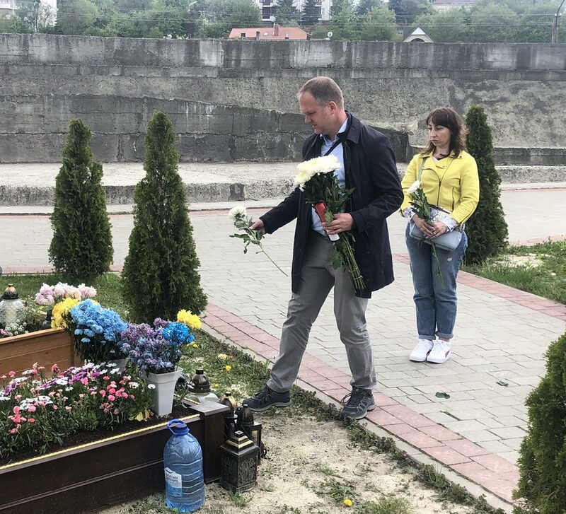 Bürgermeister Dirk Breuer legt Blumen auf ein Gefallenengrab auf dem Lytschakiwski-Friedhof in Lviv.