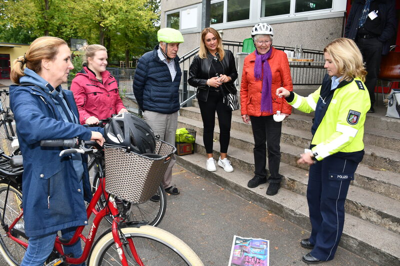 Polizeihauptkommissarin Nadine Krick veranschaulichte eindrucksvoll, welchen Gefahren Radfahrerinnen und Radfahrer beim Fahren ohne Helm ausgesetzt sind.