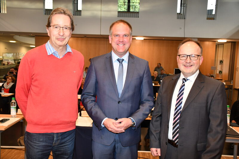 Bürgermeister Dirk Breuer (Mitte) hat Ulrich Klugius (r.) und Dr. Christian Karaus (l.) in der jüngsten Sitzung des Stadtrates als neue Ratsmitglieder verpflichtet.