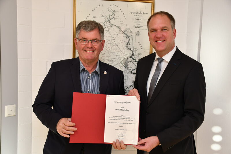 Bürgermeister Dirk Breuer (r.) händigte Willy Winkelhag die Ernennungsurkunde zum Ortsvorsteher aus und wünschte ihm alles Gute.