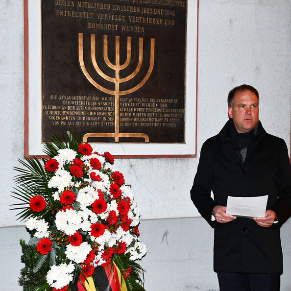 Nach dem Schweigemarsch im vorigen Jahr hob Bürgermeister Dirk Breuer die große Bedeutung jüdischen Lebens hervor.