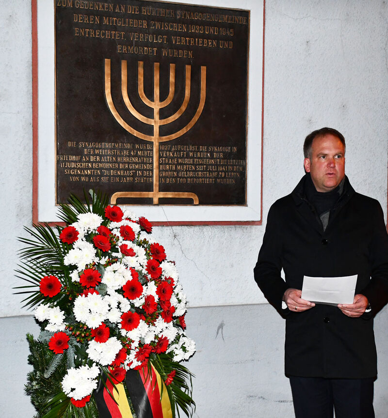 Nach dem Schweigemarsch im vorigen Jahr hob Bürgermeister Dirk Breuer die große Bedeutung jüdischen Lebens hervor.