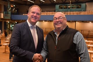 Bürgermeister Dirk Breuer (l.) gratulierte Heinz-Werner Kriesch zur Wahl als Ortsvorsteher von Gleuel und wünschte ihm alles Gute.