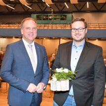 Bürgermeister Dirk Breuer (l.) hat Vinzenz Rundspaden in der gestrigen Sitzung des Stadtrates als neues Ratsmitglied verpflichtet.
