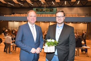 Bürgermeister Dirk Breuer (l.) hat Vinzenz Rundspaden in der gestrigen Sitzung des Stadtrates als neues Ratsmitglied verpflichtet.