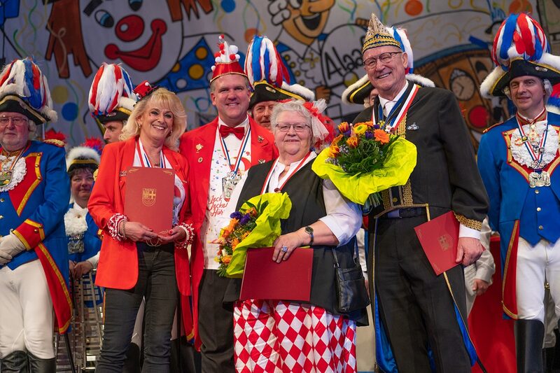 Bürgermeister Dirk Breuer (zweiter von links) ehrte Hürther Karnevalistinnen und Karnevalisten.