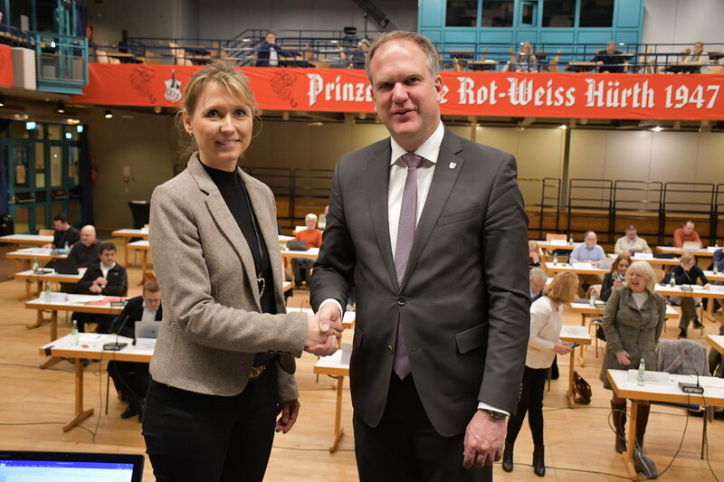 Bürgermeister Dirk Breuer hat Daniela Kunze in der gestrigen Sitzung des Stadtrates als neues Ratsmitglied verpflichtet.