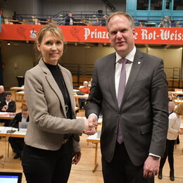 Bürgermeister Dirk Breuer hat Daniela Kunze in der gestrigen Sitzung des Stadtrates als neues Ratsmitglied verpflichtet.