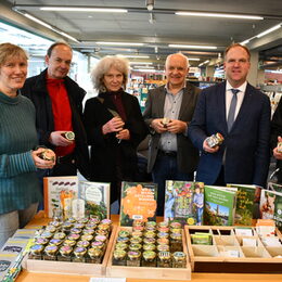 Bürgermeister Dirk Breuer (2.v.r.) und Dr. Rolf Meier (3.v.r.) präsentierten mit Beteiligten der Saatgutbörse unterschiedliche Saatarten in Gläsern.