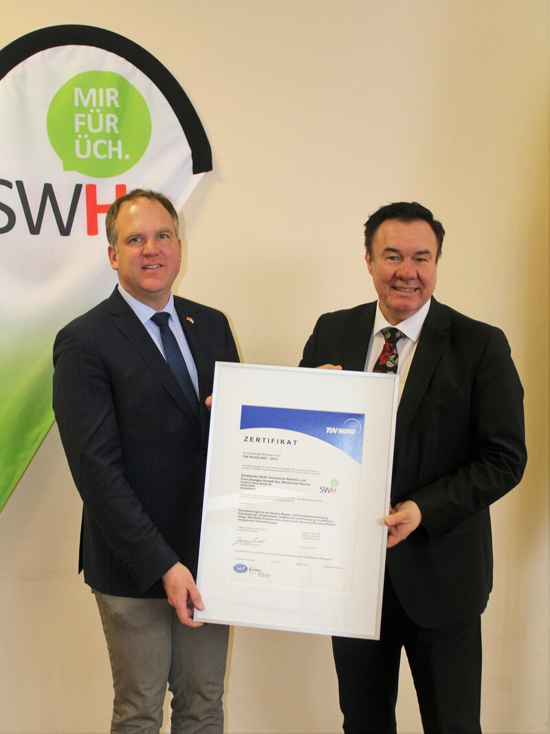 Bürgermeister Dirk Breuer mit dem Vorstand der Stadtwerke Stefan Welsch.