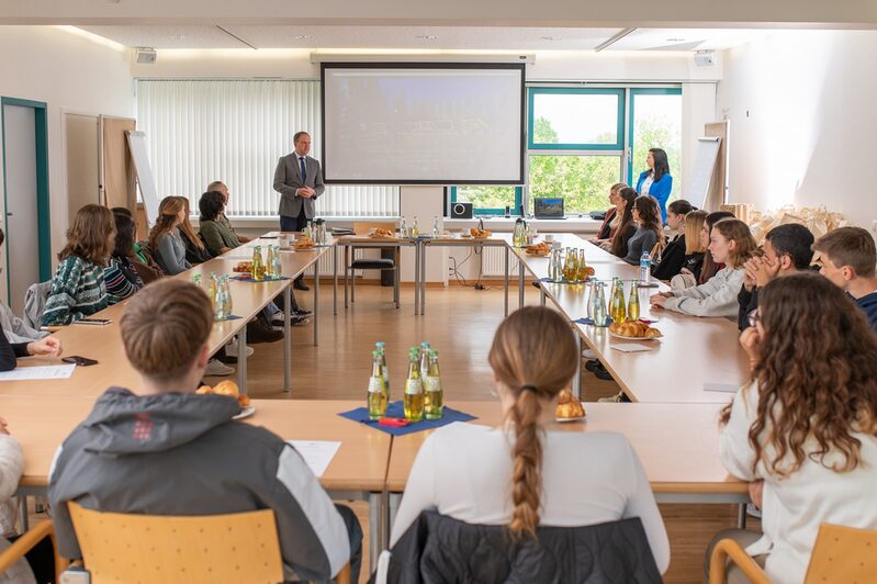 Bürgermeister Dirk Breuer mit Schülerinnen und Schülern des Hürther Albert-Schweitzer-Gymnasiums und ihren Gästen aus der türkischen Partnerstadt.