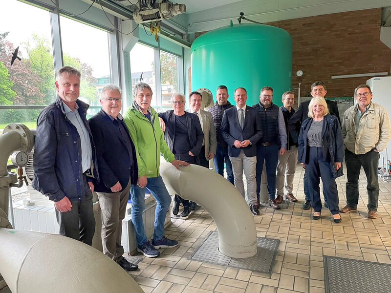 Stadtwerke Hürth-Vorstand Stefan Welsch und Kai Wapenhans (Leitung Wasser/Abwasser) führen Bürgermeister Dirk Breuer und Ratsmitglieder durch das Wasserwerk.