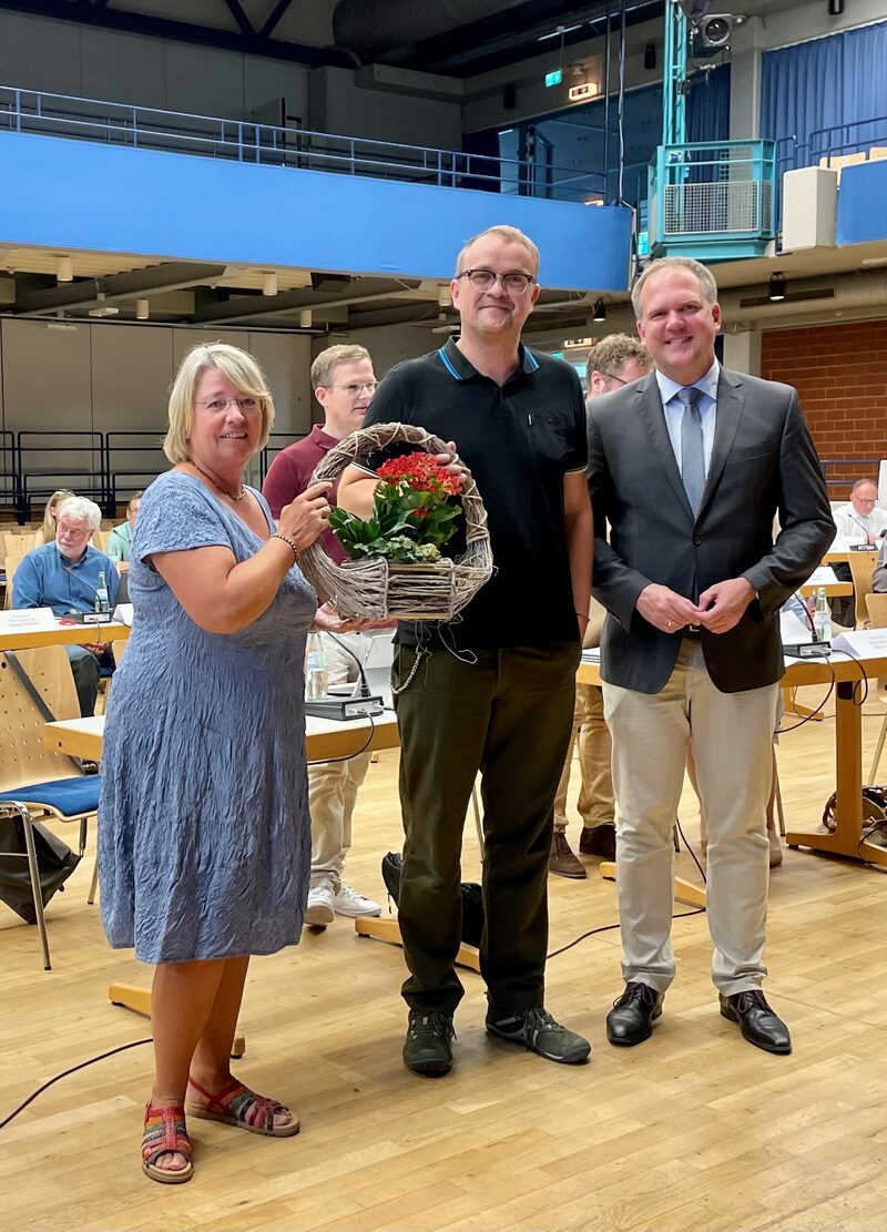 Britta Bojung (stellvertretende Fraktionsvorsitzende von Bündnis 90/Die Grünen) und Bürgermeister Dirk Breuer gratulieren Gero Kuntermann (Mitte) zur Ratsmitgliedschaft.