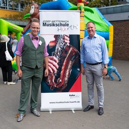 Bürgermeister Dirk Breuer gratulierte Musikschulleiter Michael Schumacher zum gelungenen Musikschulfest.