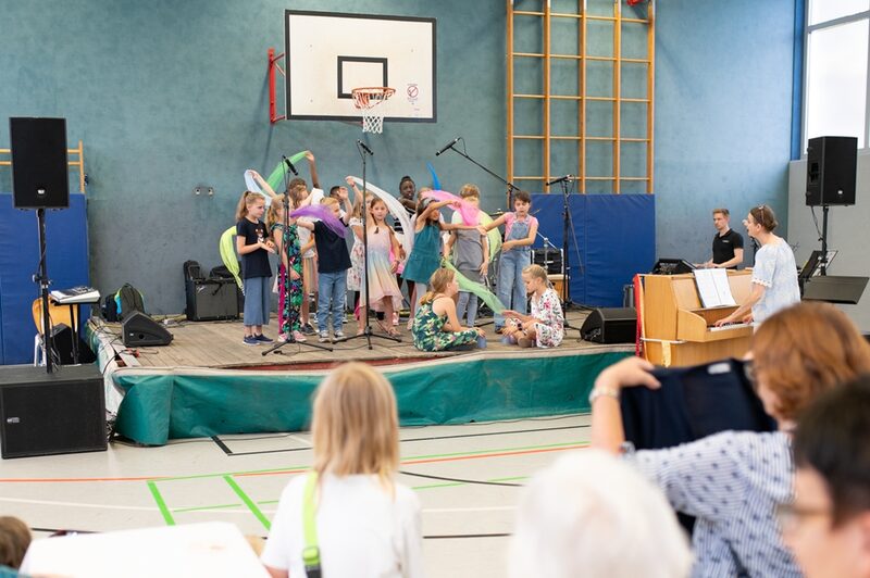 Der Kinderchor der Carl-Orff-Grundschule unter der Leitung von Dorothea Rauscher-Corazolla erfreute das Publikum nicht nur mit seinem Gesang, sondern auch mit Bodypercussion und bunten Tüchern.